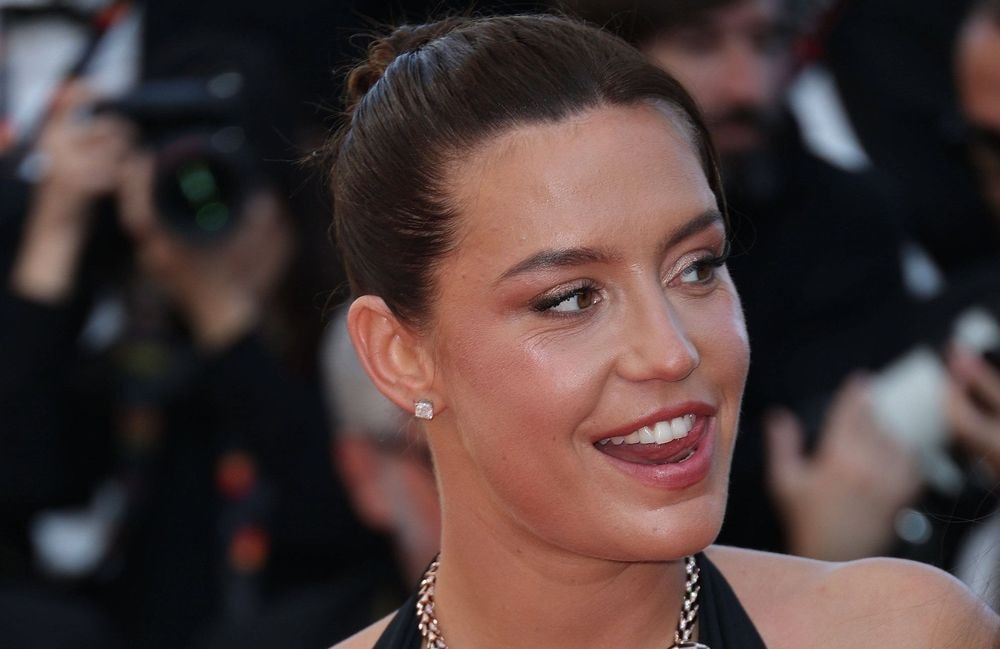 Cannes 2024 : Décolleté jusqu’au nombril et fente XXL, Adèle Exarchopoulos enflamme le tapis rouge