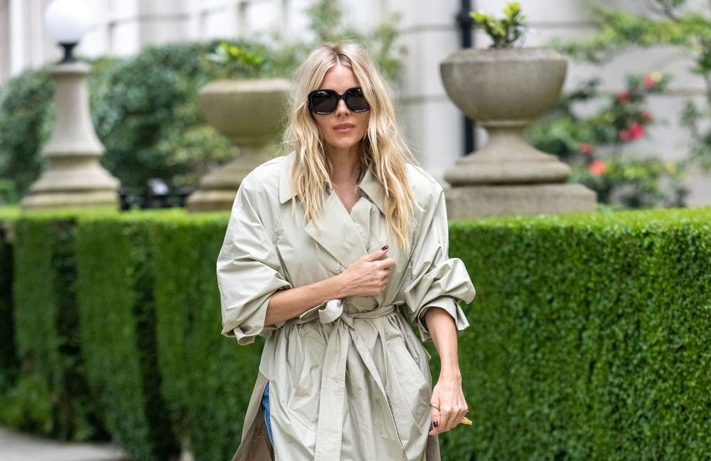 Le trench Mango x Victoria Beckham, le parfait manteau mi-saison de Sienna Miller