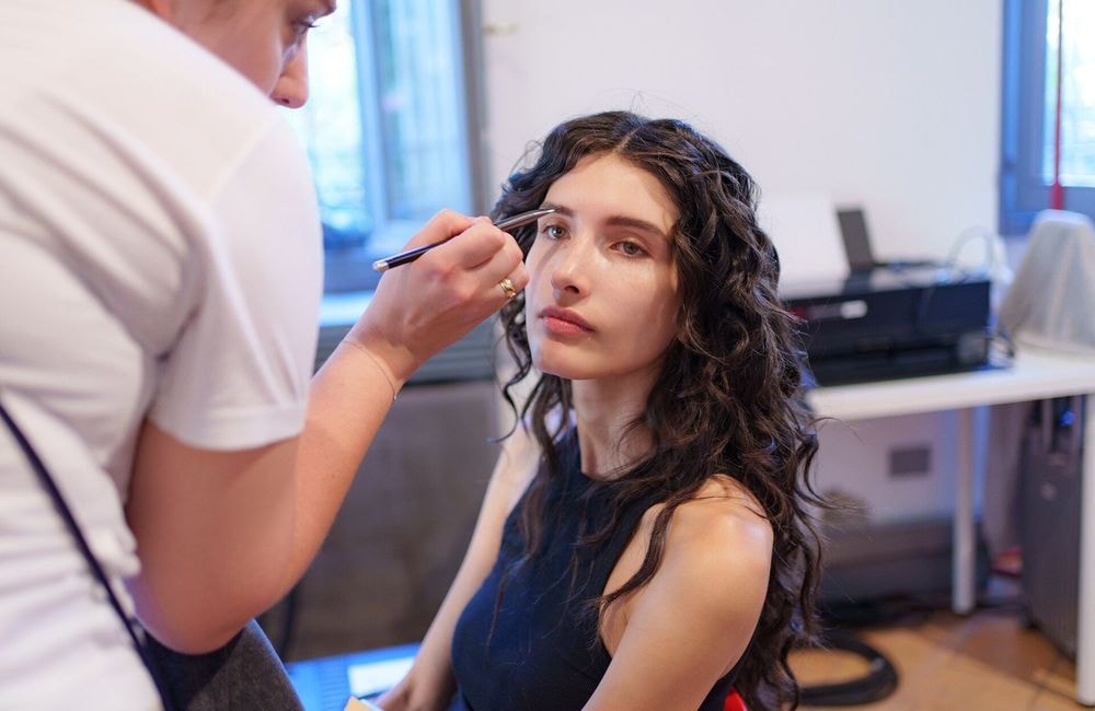 Regard lifté en 10 secondes : l’astuce que les make-up artists adorent