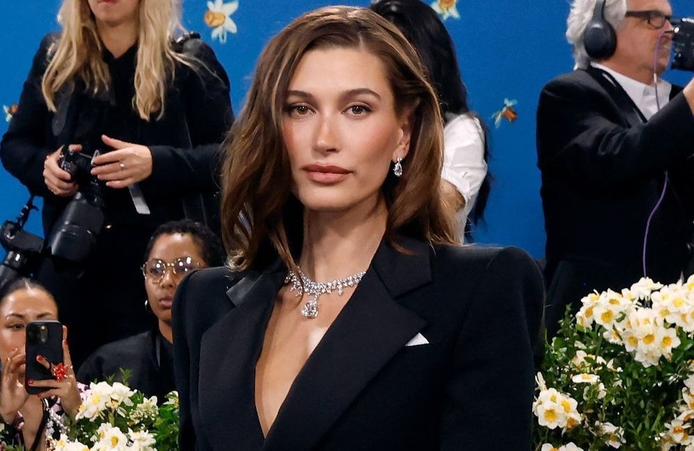 Hailey Bieber confirme le retour du jean baggy porté taille basse