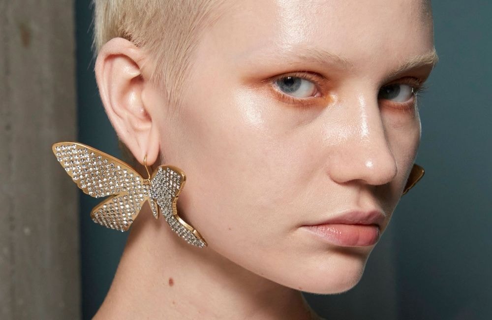 Faut-il, comme le veut TikTok, accorder sa couleur de cheveux à son teint ?