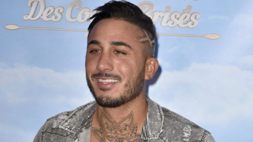 Vivian Grimigni : le candidat perd ses facettes dentaires en plein live, la vidéo choque les internautes !