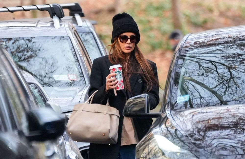 Écharpe, bonnet et cabas XXL : Katie Holmes adopte l’esthétique rétro des soeurs Olsen