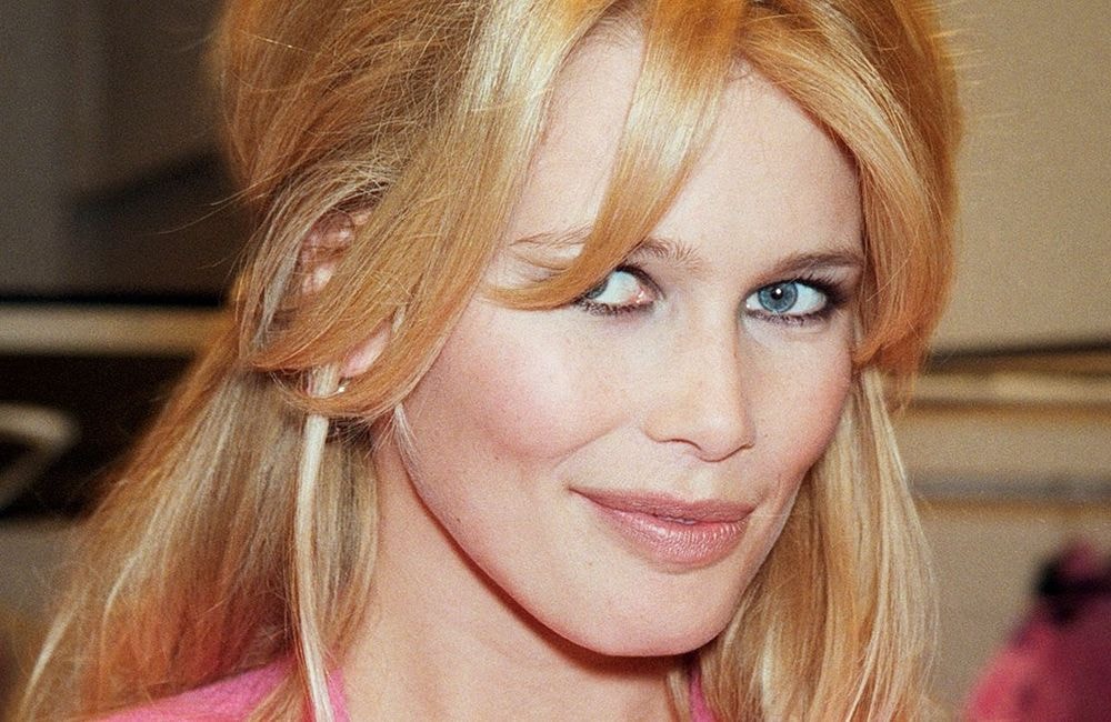 En bikini, Claudia Schiffer célèbre son 54e anniversaire