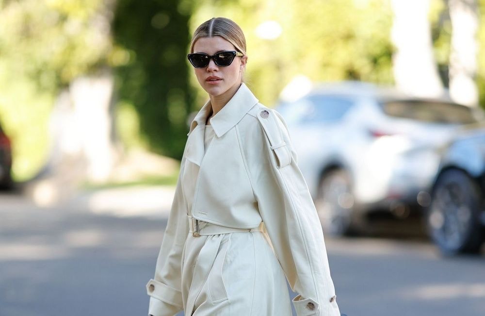 Trench + jean baggy : le combo bohème chic validé par Sofia Richie