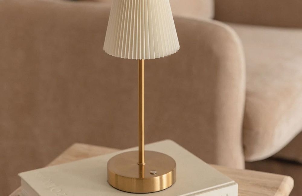Comment transformer une lampe classique en lampe sans fil grâce à cette astuce ?