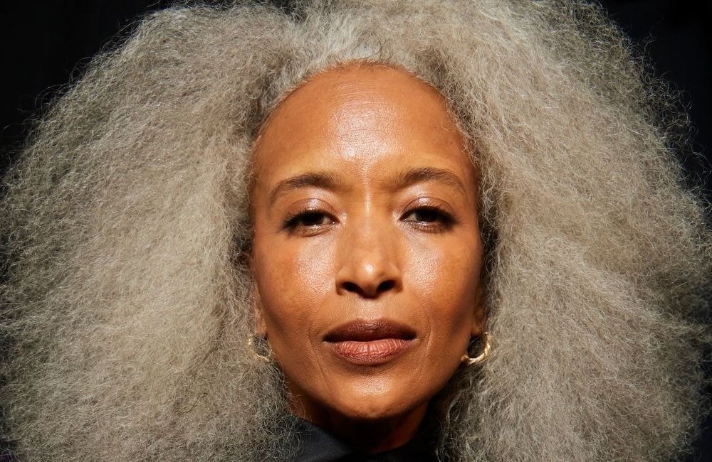 Cheveux gris : leur apparition pourrait jouer un rôle clé face au cancer, selon une étude