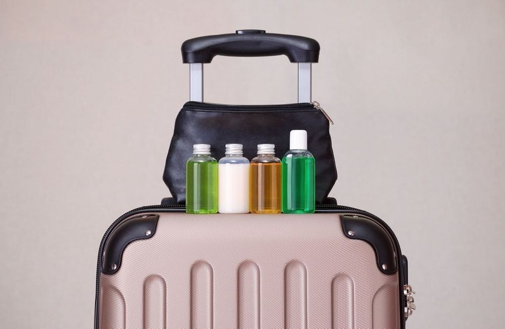 Règle des 100 mL : comment emporter ses indispensables beauté en avion sans stress