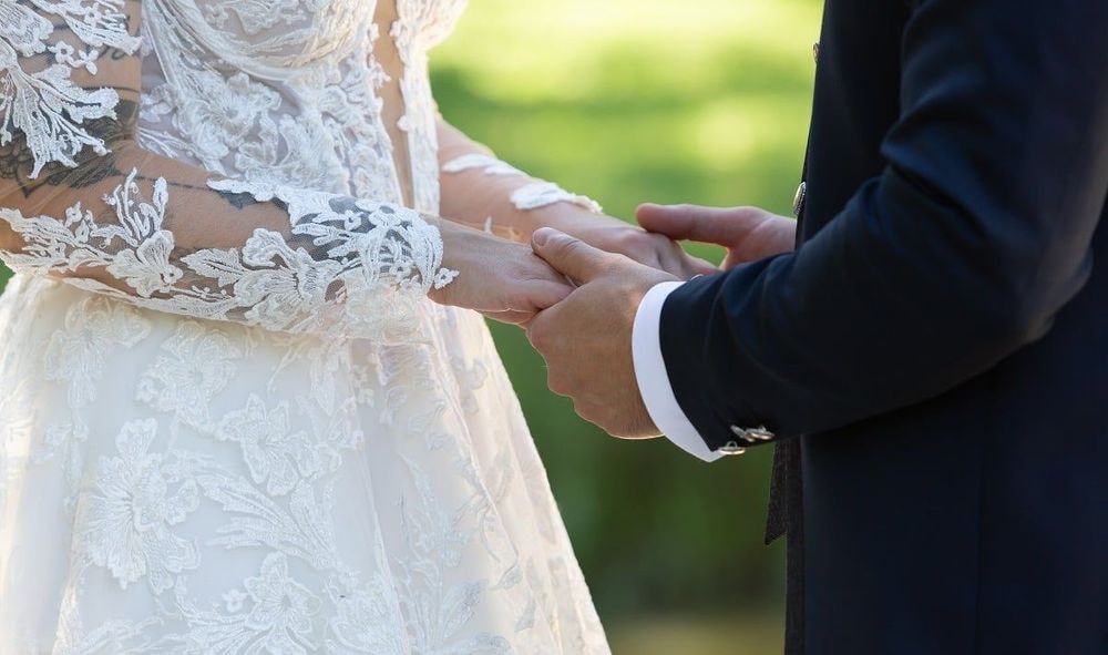 Sa fiancée décède le jour de leur mariage, il décide d'épouser sa petite sœur à la place