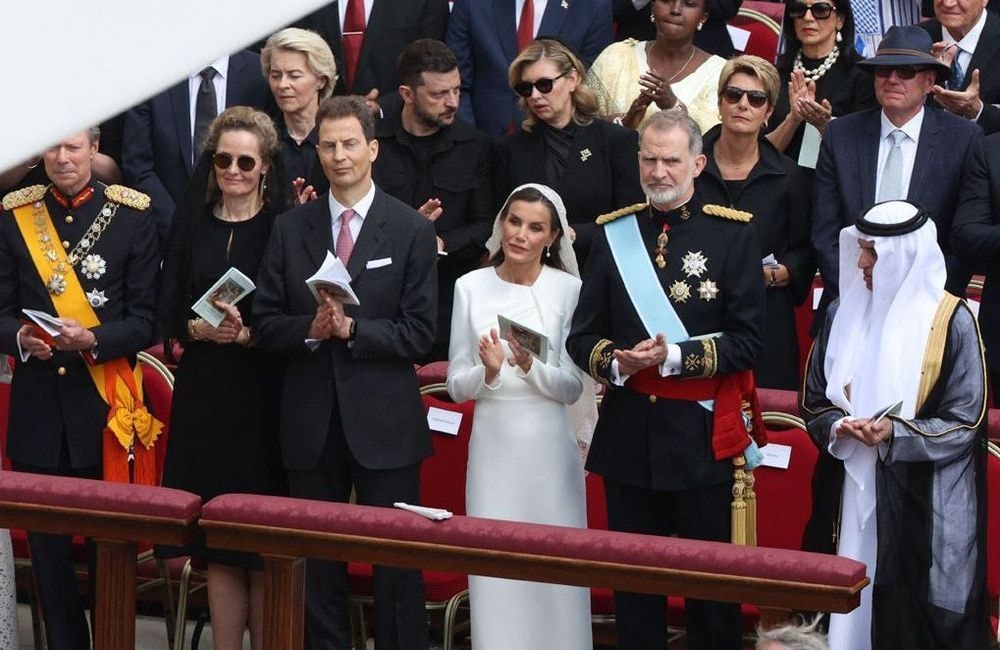 Letizia d’Espagne, Charlène de Monaco… pourquoi portaient-elles du blanc à la messe d’inauguration du pape ?