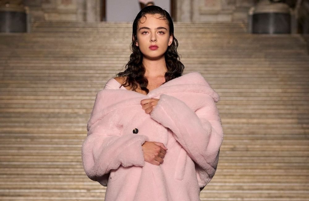 En manteau peignoir et robe noire élégante, Deva Cassel défile pour Max Mara