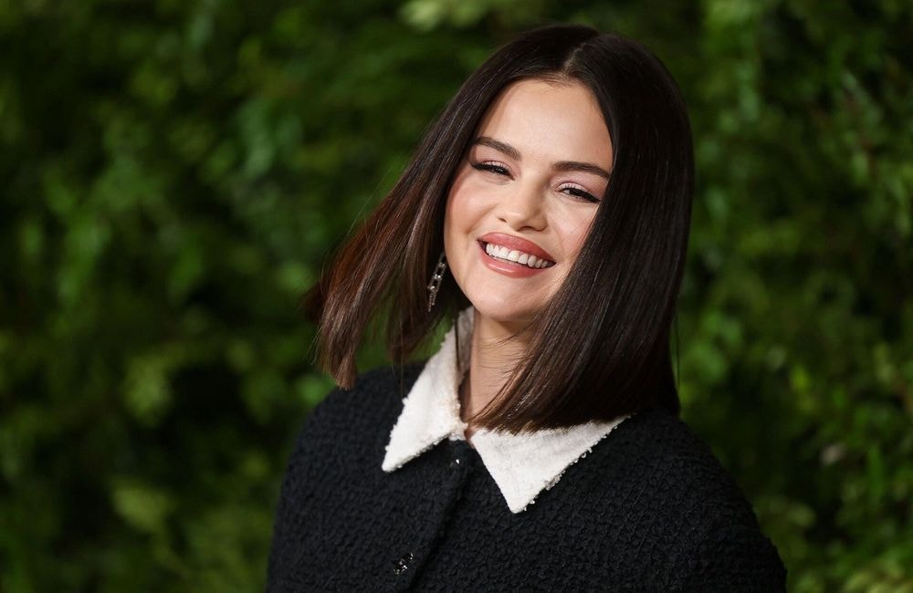Selena Gomez dévoile son maquillage signature pour les fêtes