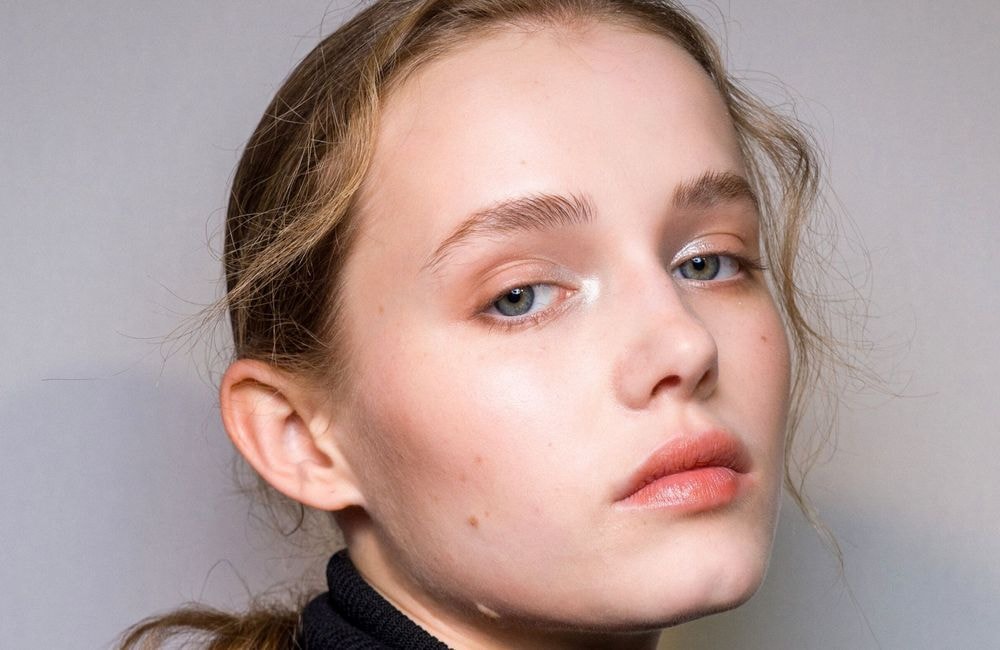 Acné, rougeurs… Cette astuce maquillage permet de les neutraliser sans charger le teint