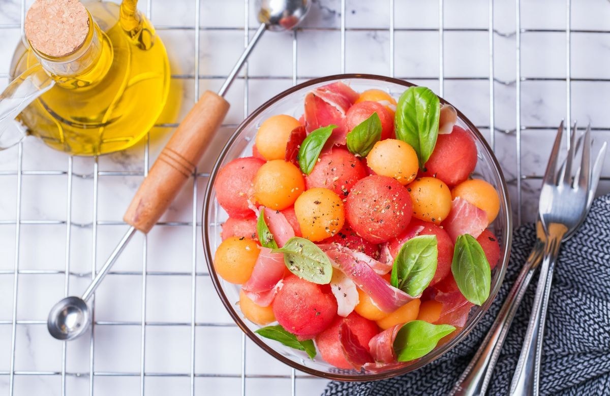 Melon, tomate, jambon et mozza : la salade sucré-salé ultime de l'été