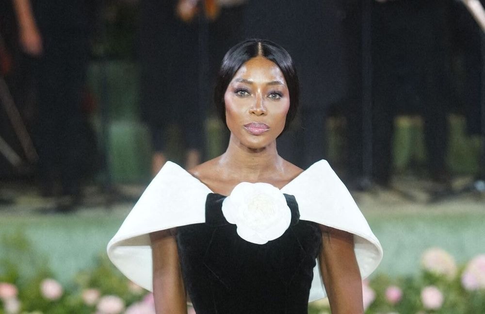 Naomi Campbell dévoile un petit twist ultra-chic pour donner du caractère à sa raie au milieu