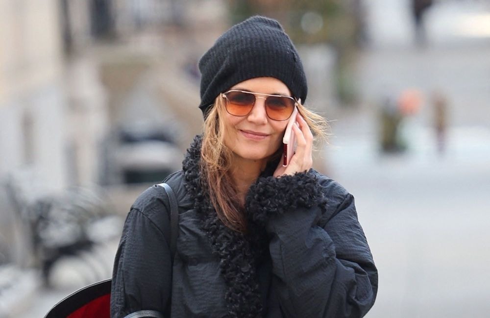 Confortable et élégant, le manteau hybride de Katie Holmes a tout pour plaire