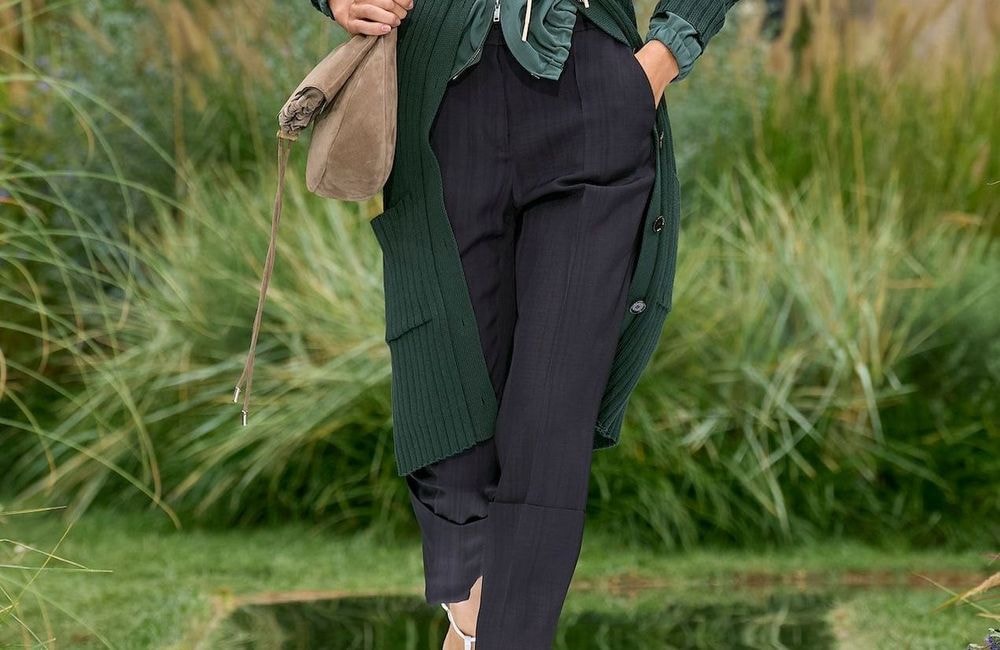 Exit le jean large, ce pantalon plus ajusté (et iconique) fait son come-back