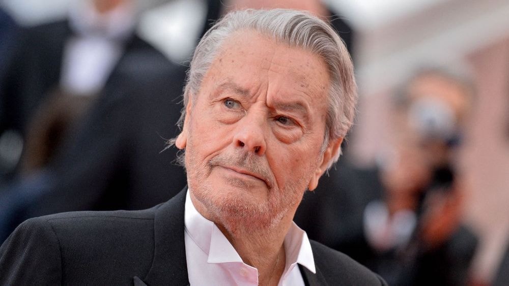 "Boire du champagne" : les détails des obsèques d'Alain Delon dévoilés par une proche de la famille