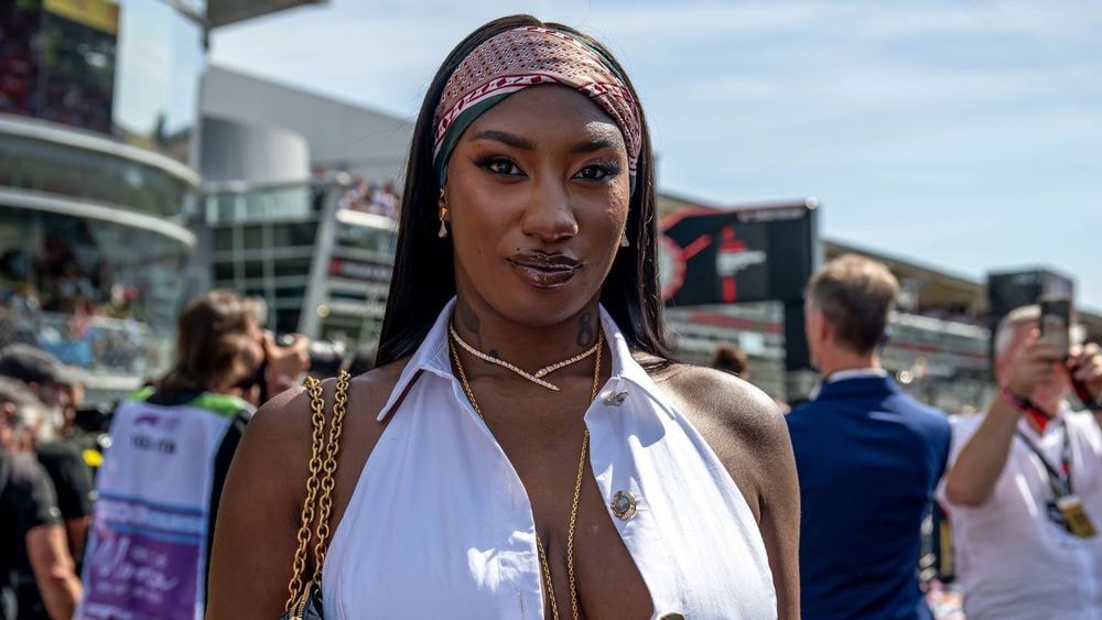 Aya Nakamura : la chanteuse fait monter la température avec des clichés ultra-sexy en bikini et enflamme la Toile