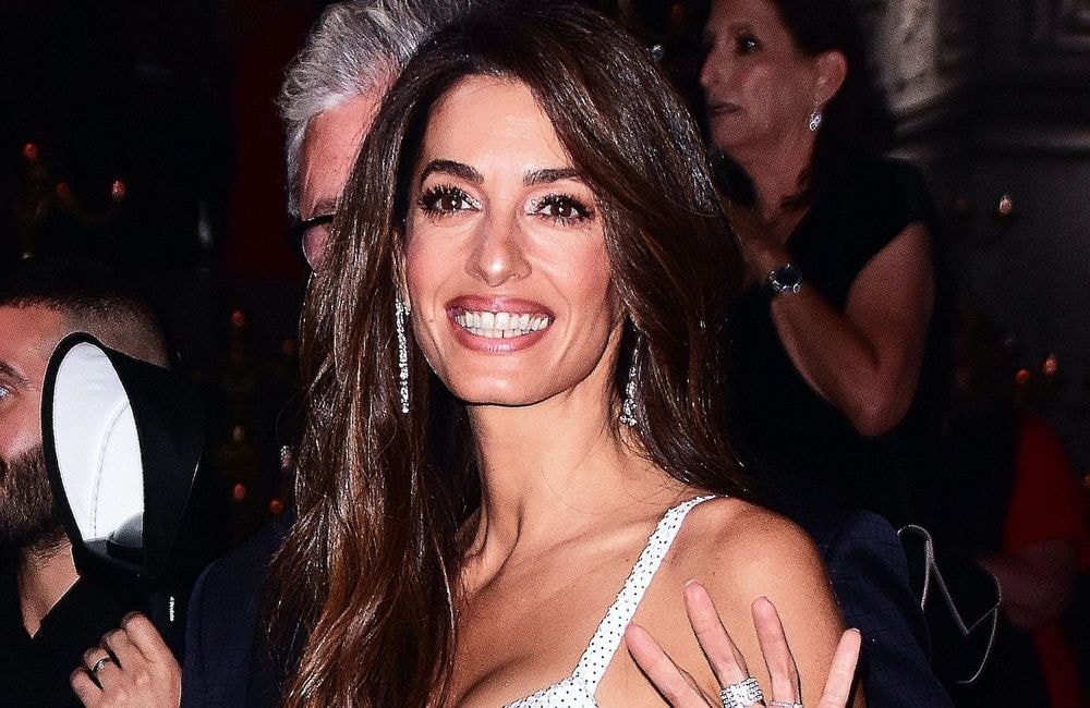 Amal Clooney : renversante en robe crochet aux jeux de transparence en Italie