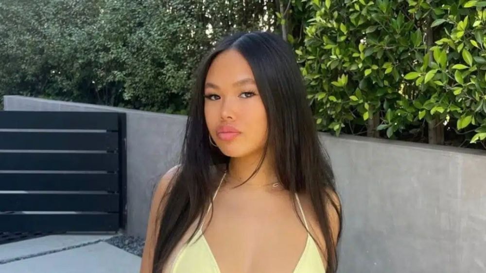 Bustier blanc, cambrure indécente : Joy Hallyday (17 ans) fait jaser, après le bikini-gate de sa soeur Jade