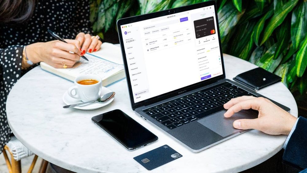 Compte pro : un paiement fractionné de 10 000 euros, la nouvelle offre de financement de Qonto