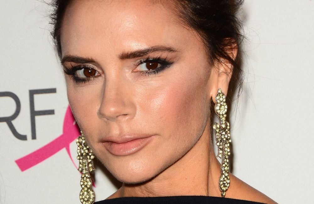 Voici l’astuce express de Victoria Beckham pour illuminer et lifter son visage