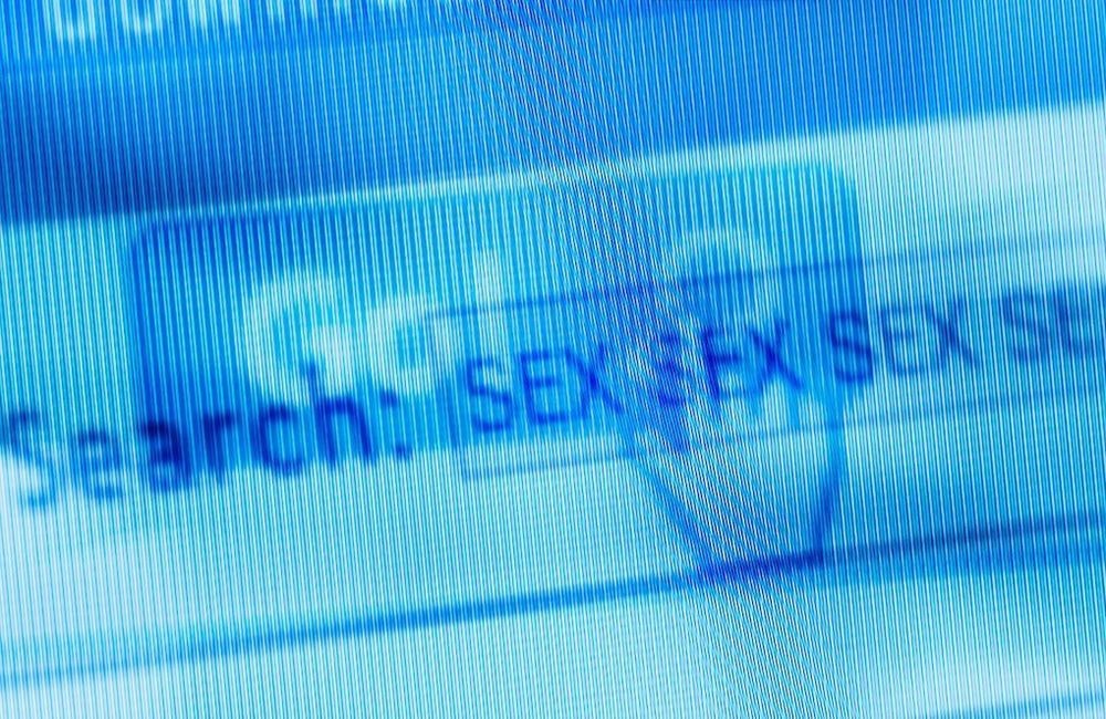 Porno, réseaux sociaux : quelle génération a le plus recours à la tech pour booster sa vie intime ?