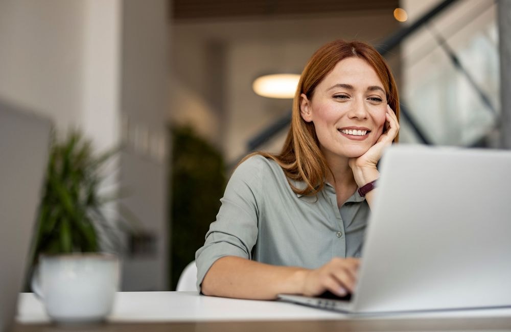 « Office chair butt » : Peut-on vraiment avoir les fesses plates en restant assis ? La nouvelle inquiétude des réseaux sociaux