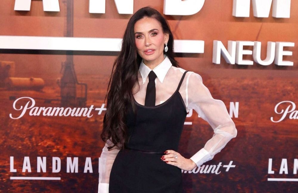 À Berlin, Demi Moore twiste la petite robe noire avec une touche officewear sur le tapis rouge