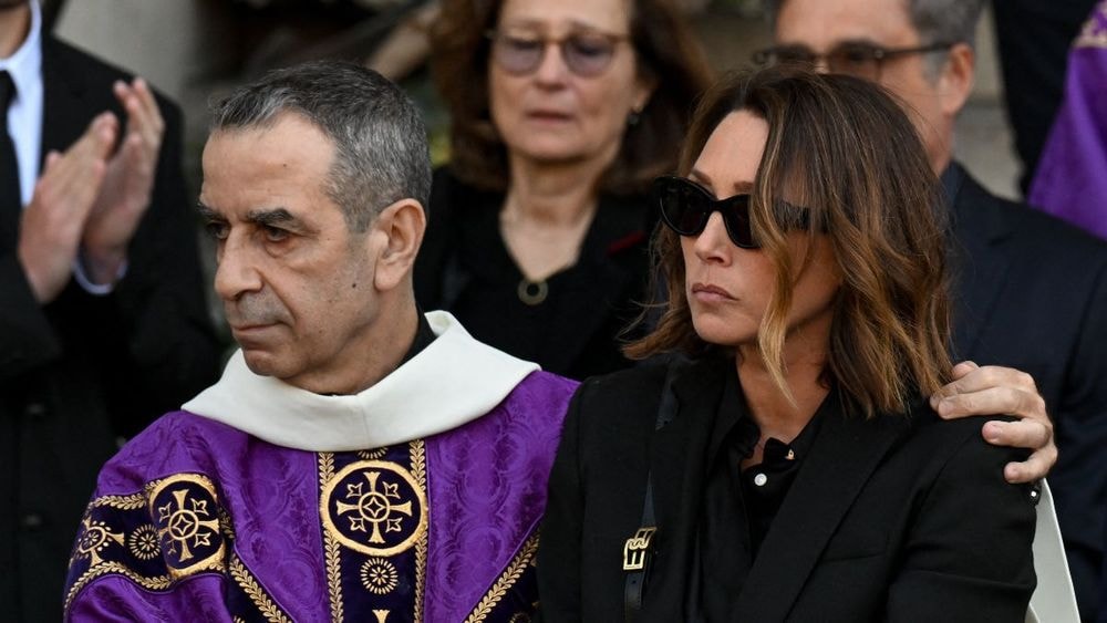 Obsèques de Nathalie Baye : le prêtre a un lien surprenant avec Laura Smet