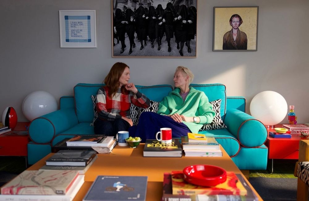 « La Chambre d'à côté » : le roman qui se cache derrière le nouveau film de Pedro Almodóvar