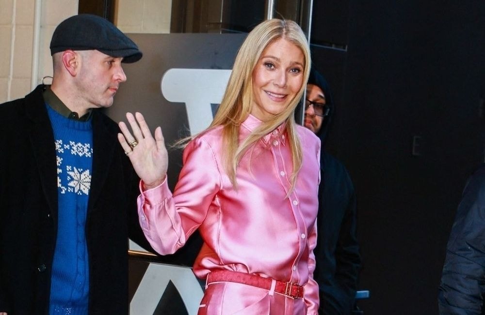 À New York, Gwyneth Paltrow brille en total look rose