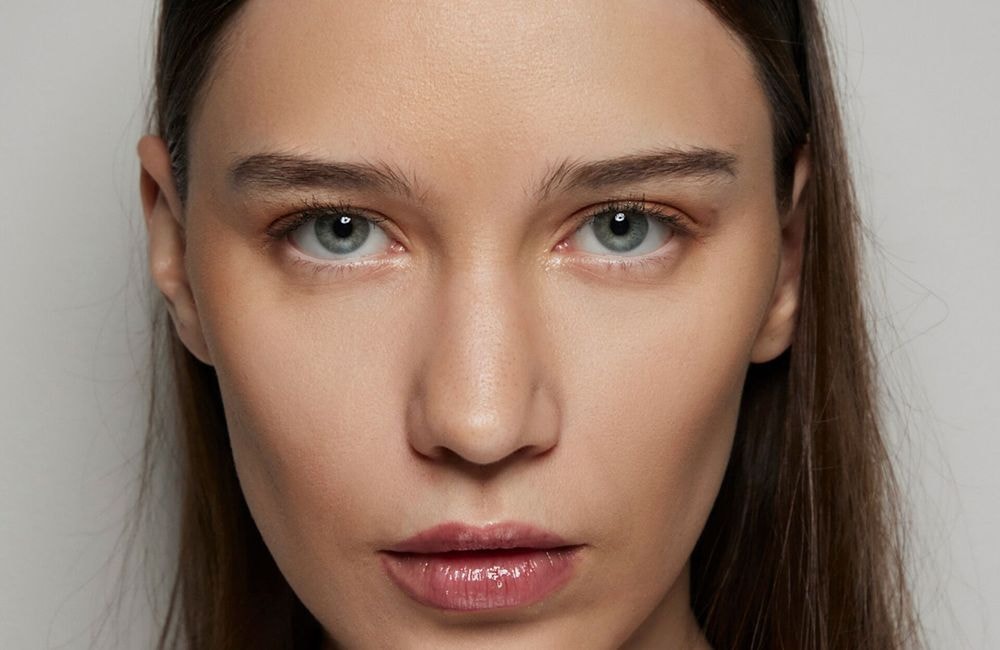 La tendance des « sourcils plats » est l’ultime astuce pour lifter le regard sans chirurgie