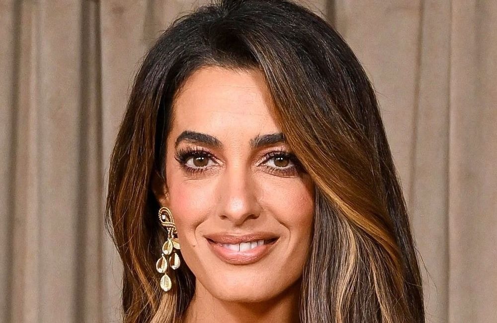 À Londres, Amal Clooney porte le maquillage le plus tendance de la saison