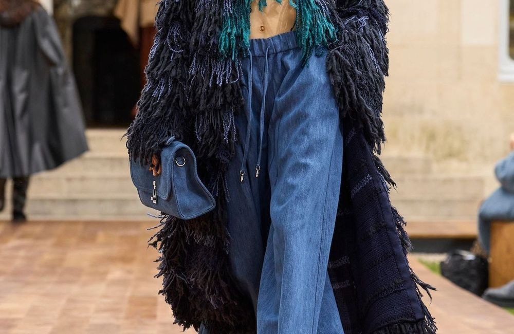 Le jean à lacet, ce denim confortable qu’on voit partout cette saison