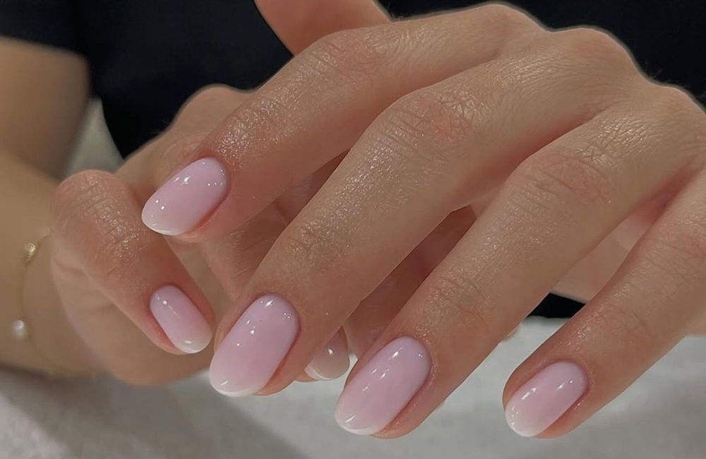 « Strawberry milkshake nails » : la manucure la plus gourmande de l'été 2026