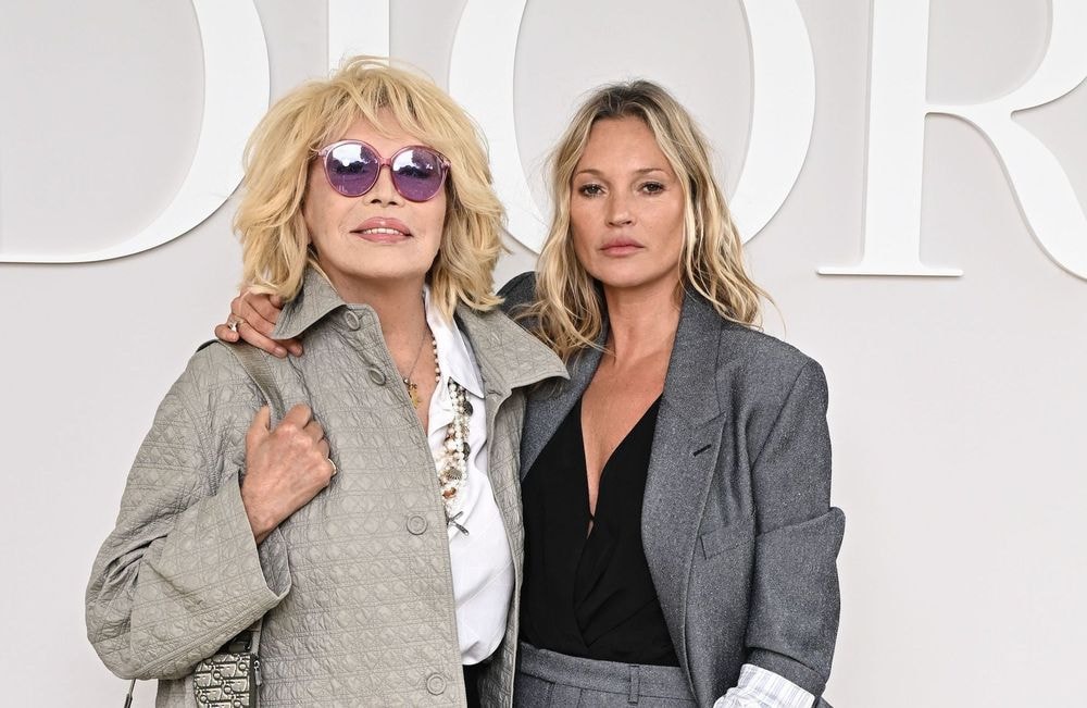 Kate Moss et Amanda Lear : lookées et bras dessus, bras dessous au défilé Dior Homme