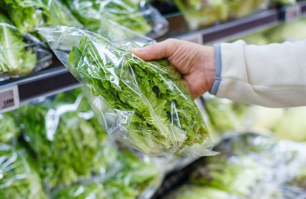 Pourquoi faut-il éviter d’acheter des salades en sachet plastique ?