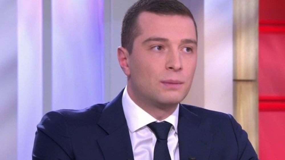 C à vous : tensions entre Patrick Cohen et Jordan Bardella, Anne-Elisabeth Lemoine s’en mêle