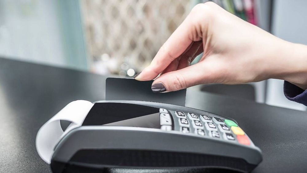 Carte bancaire : la bande noire au dos sert-elle encore à quelque chose ?