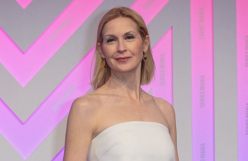 En véritable icône du « quiet luxury », Kelly Rutherford adopte la jupe en denim du moment
