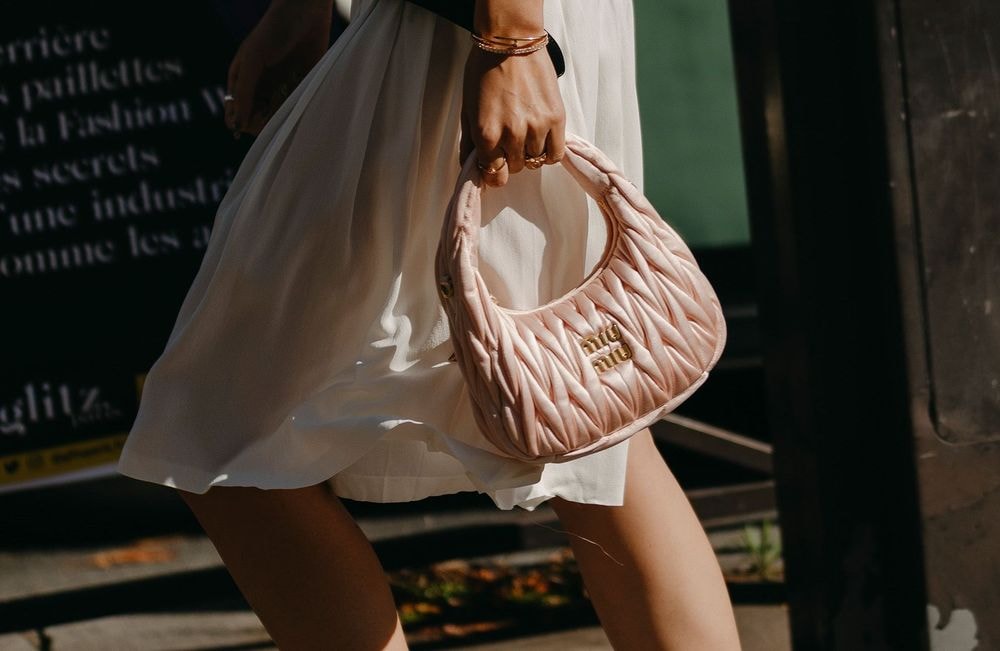 Cette couleur de sac à main sera la star des looks d’été