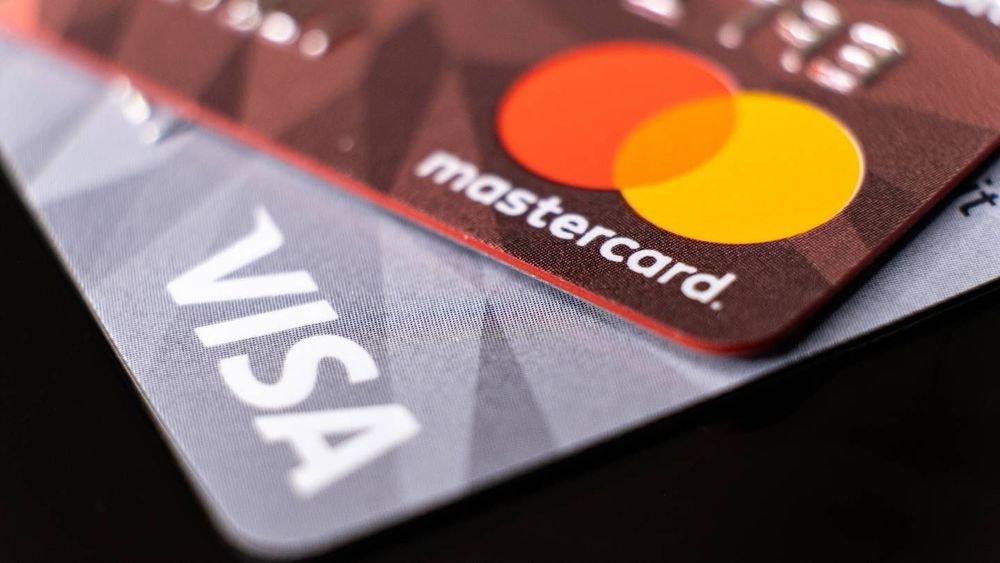 Vous n'imaginez pas combien certaines banques facturent cette carte bancaire Mastercard