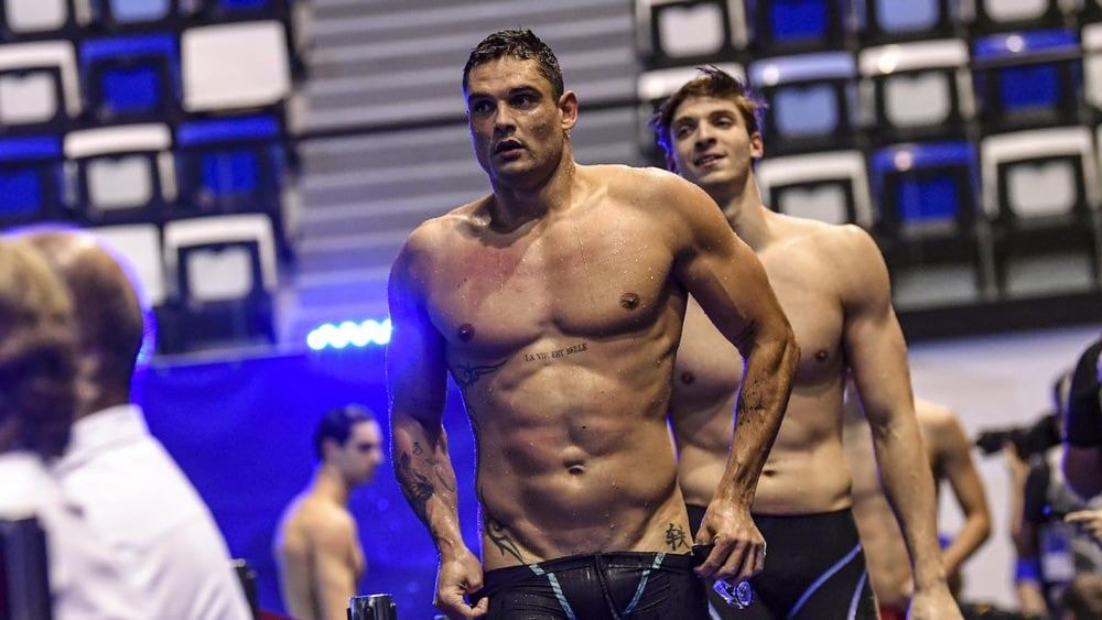 Florent Manaudou (JO 2024) s'affiche avant compète : son fessier fait craquer son slip en pleine préparation