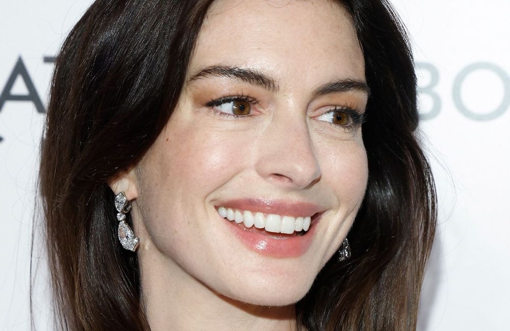 À 42 ans, Anne Hathaway paraît plus jeune que jamais : voici son secret selon les experts