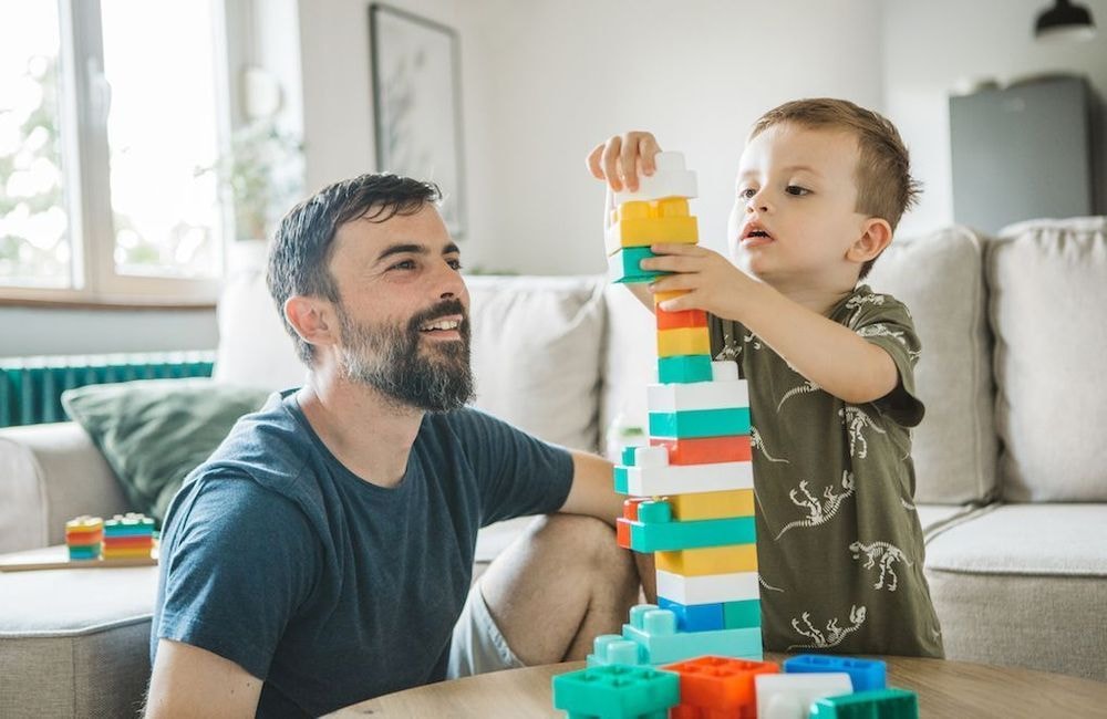 Tâches ménagères et parentales : cette dissonance entre le discours des pères et ce qu’ils font à la maison