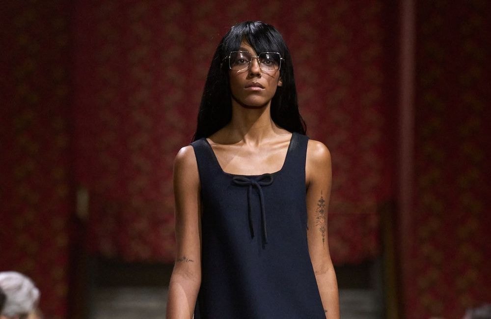 Qu'est-ce que la robe trois trous, qui va envahir les vestiaires cet été ?