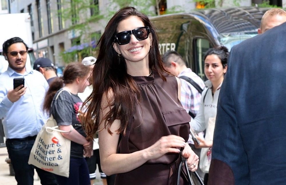 Anne Hathaway prouve qu’une robe nuisette gagne tout à être portée avec les « mauvaises » chaussures