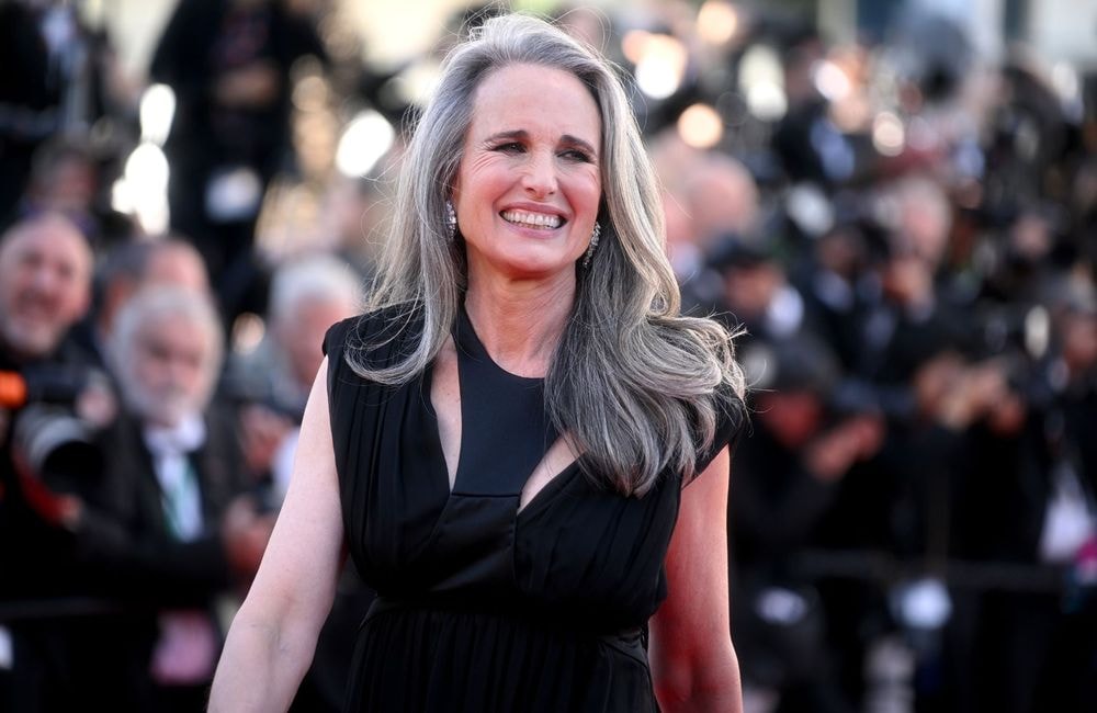 À Cannes, Andie MacDowell confirme que cette coiffure est idéale pour sublimer les cheveux gris
